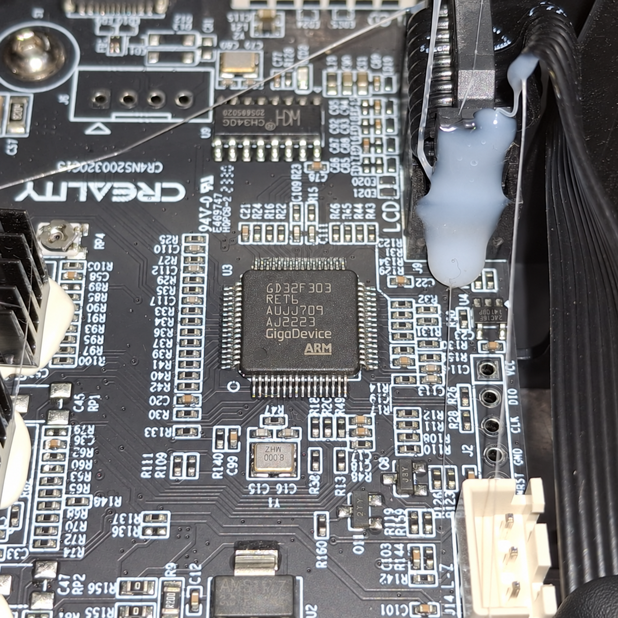 Detalhe da placa Creality com microcontrolador, conectores e cabo da tela