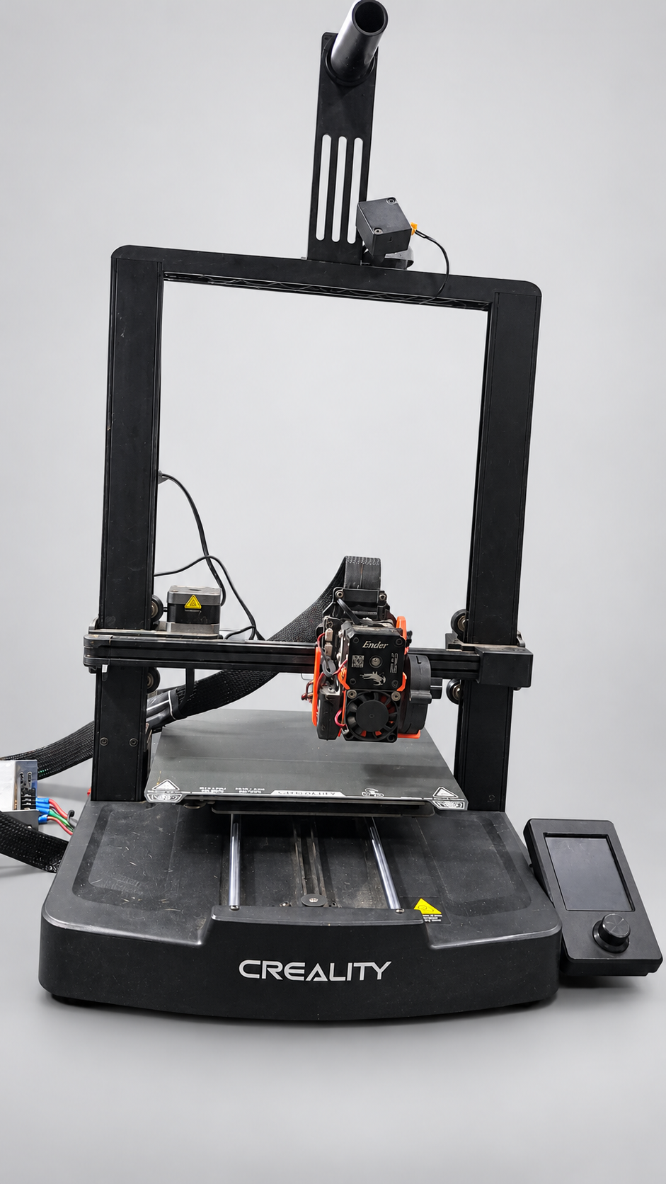 Creality Ender 3 V3 SE em bancada, com o cabeçote exposto e a tela apagada