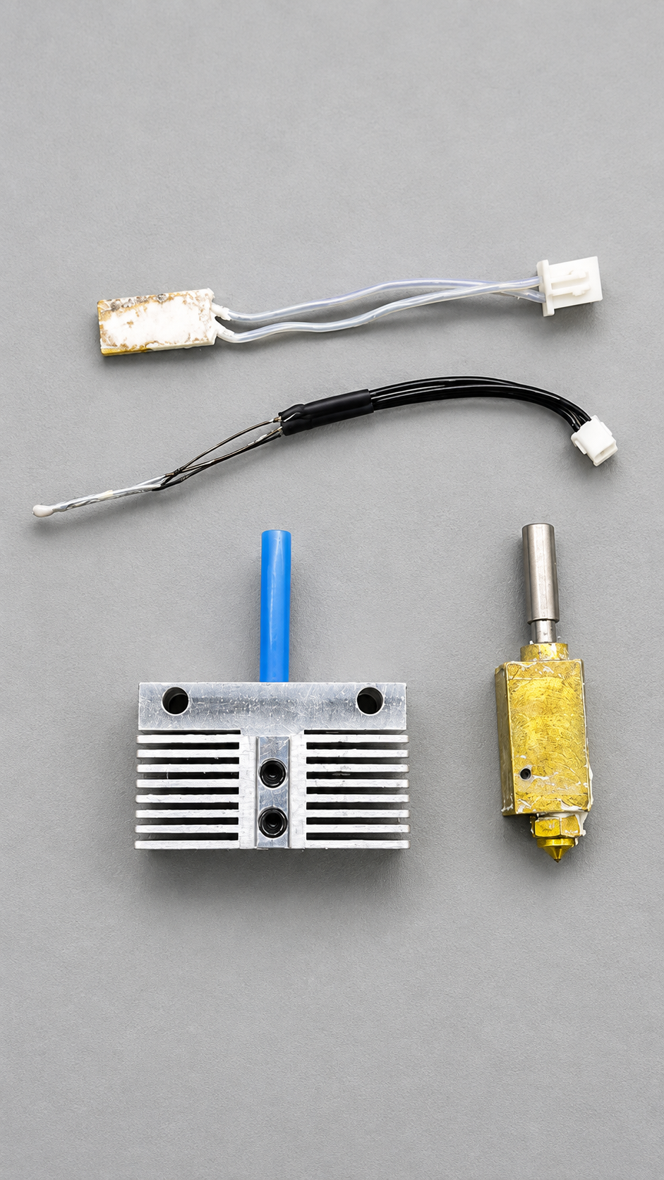 Dissipador, bloco com bico, aquecedor e sensor separados na bancada